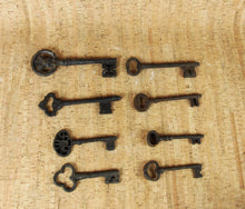 Load image into Gallery viewer, Vintage Rustic Keys